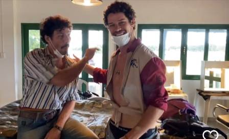 Guito e José Loreto nos bastidores da novela Pantanal