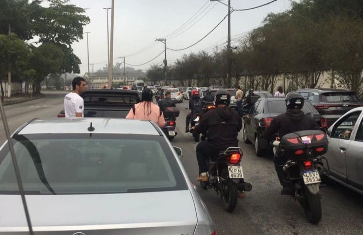 Perseguição e tiroteio atrapalha o trânsito na Estrada do Galeão