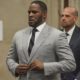 R. Kelly é condenado por chefiar rede de exploração sexual de mulheres e adolescentes