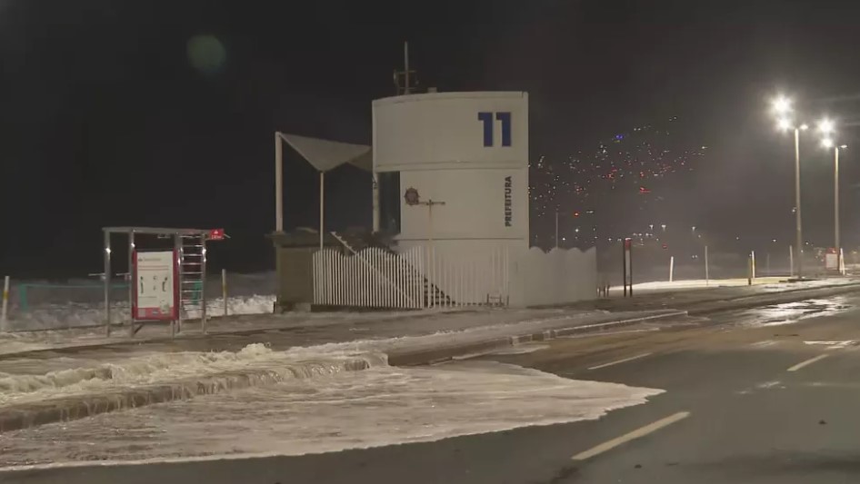 Ressaca atinge orla da Zona Sul do Rio