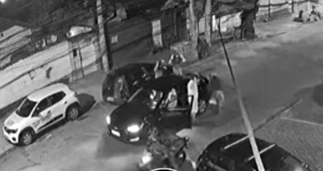 Criminosos roubam carro no Cachambi