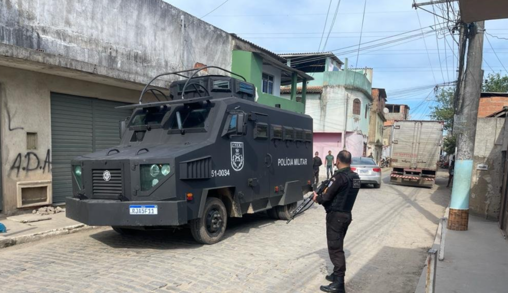 GPS indicou uma rua, na comunidade Nova Holanda, e quando os integrantes da equipe de segurança entraram, foram alvejados pelos criminosos