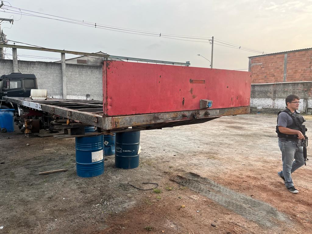 Policiais durante operação "Resina"