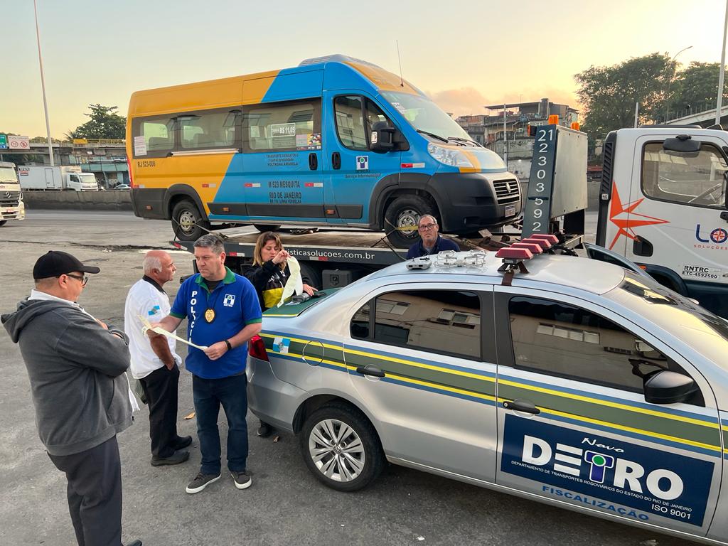 Detro-RJ realiza ação na Av. Brasil para fiscalizar vans