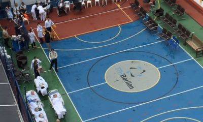 Pátio do colégio Barilan com pacientes em macas