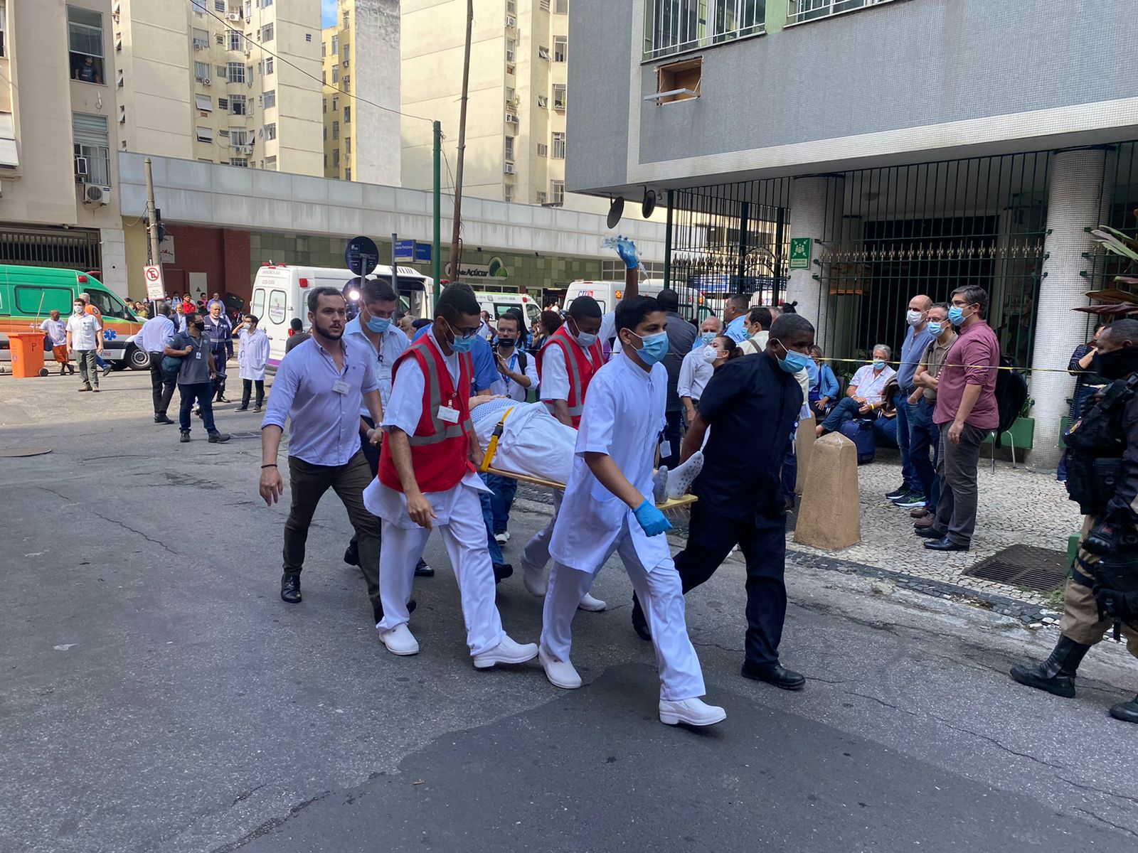 Incêndio atinge hospital em Copacabana e pacientes são retirados às pressas