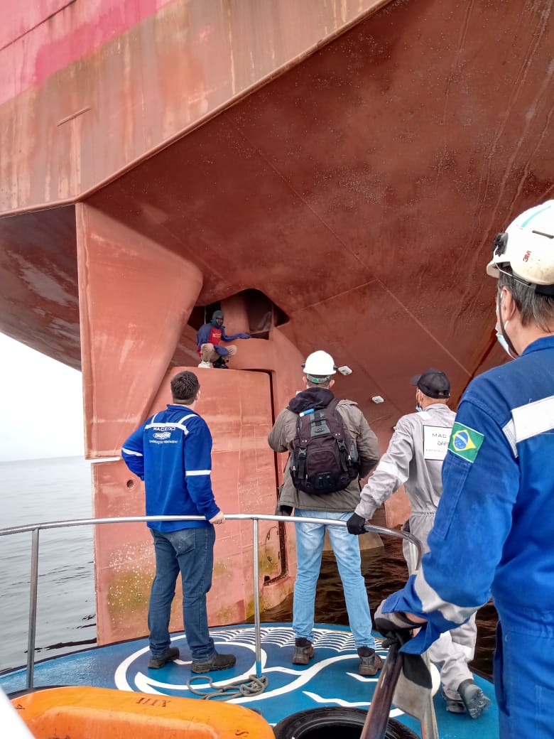 Camaronês é encontrado escondido em leme de navio na Baía de Guanabara