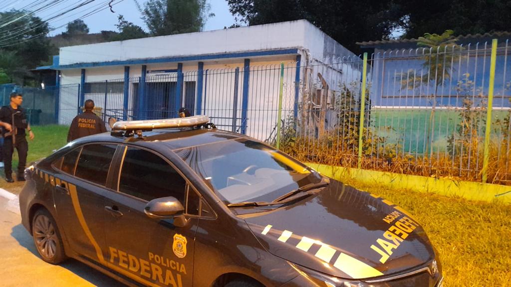 Policiais federais em uma agência do INSS em Japeri, na Baixada Fluminense