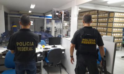 Policiais federais em uma agência do INSS em Japeri, na Baixada Fluminense