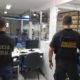 Policiais federais em uma agência do INSS em Japeri, na Baixada Fluminense