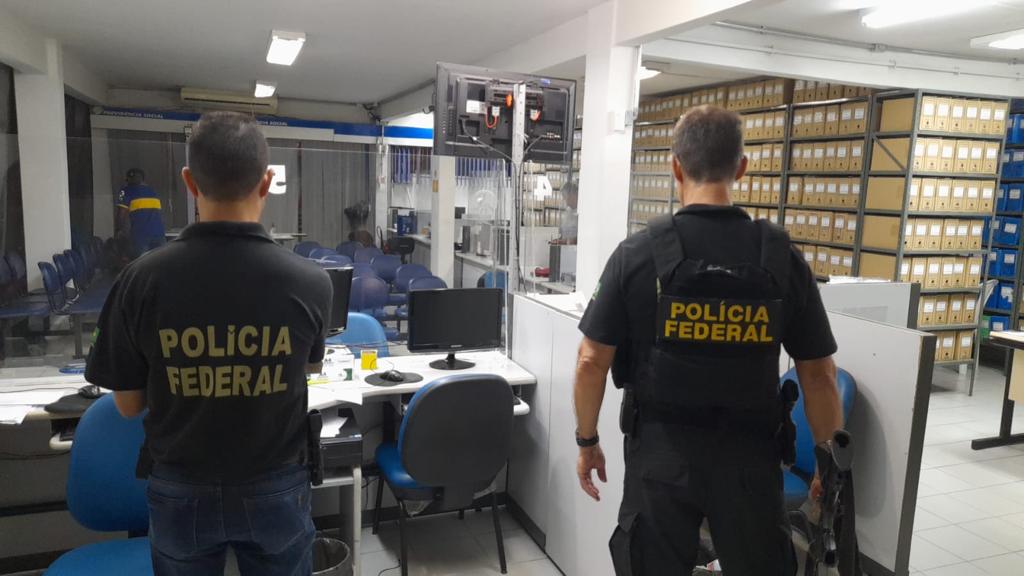 Policiais federais em uma agência do INSS em Japeri, na Baixada Fluminense