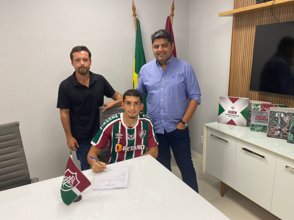 Com multa milionária, Fluminense renova com zagueiro Davi Alves até 2024