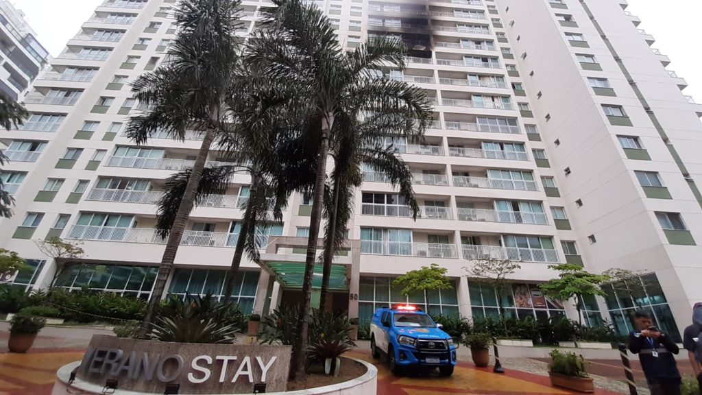 Apartamento no condomínio Rio 2, em Jacarepaguá, pega fogo
