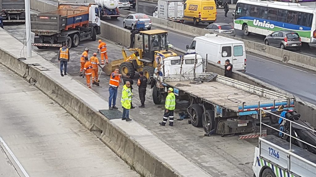 Motorista morre em acidente com caminhão na Avenida Brasil