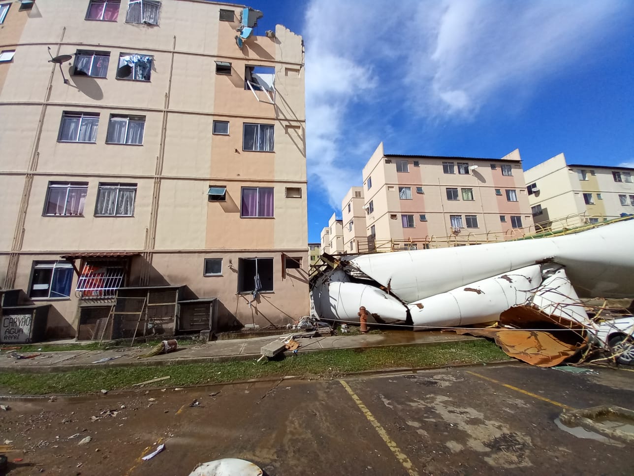 Moradora de condomínio na Zona Oeste é ferida após ser atingida por caixa d'água