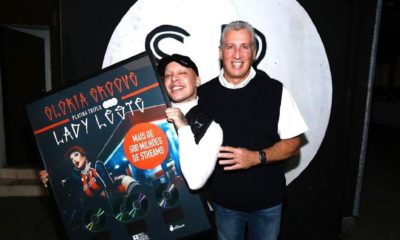 Cantora de 'milhões'! Gloria Groove recebe disco de platina triplo por 'Lady Leste' (Foto: Divulgação)