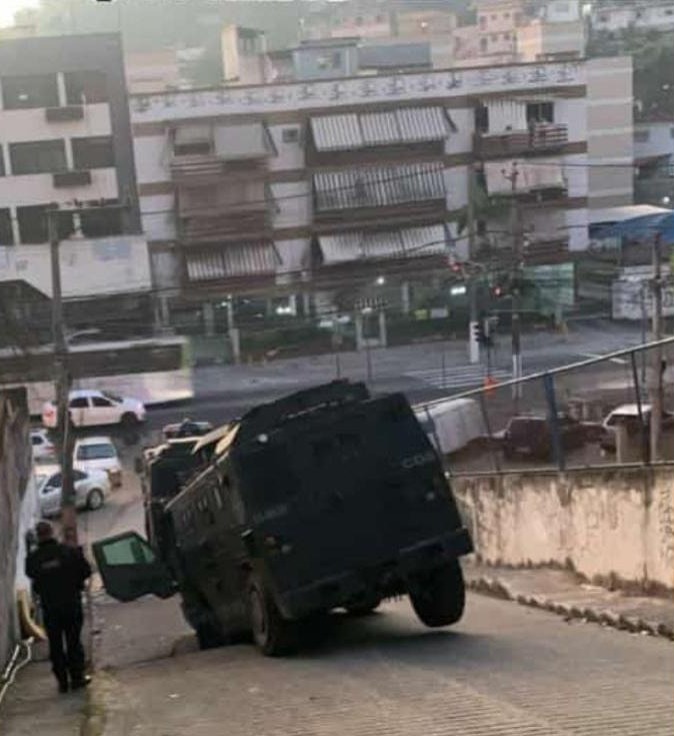 Caveirão da PM quebrado