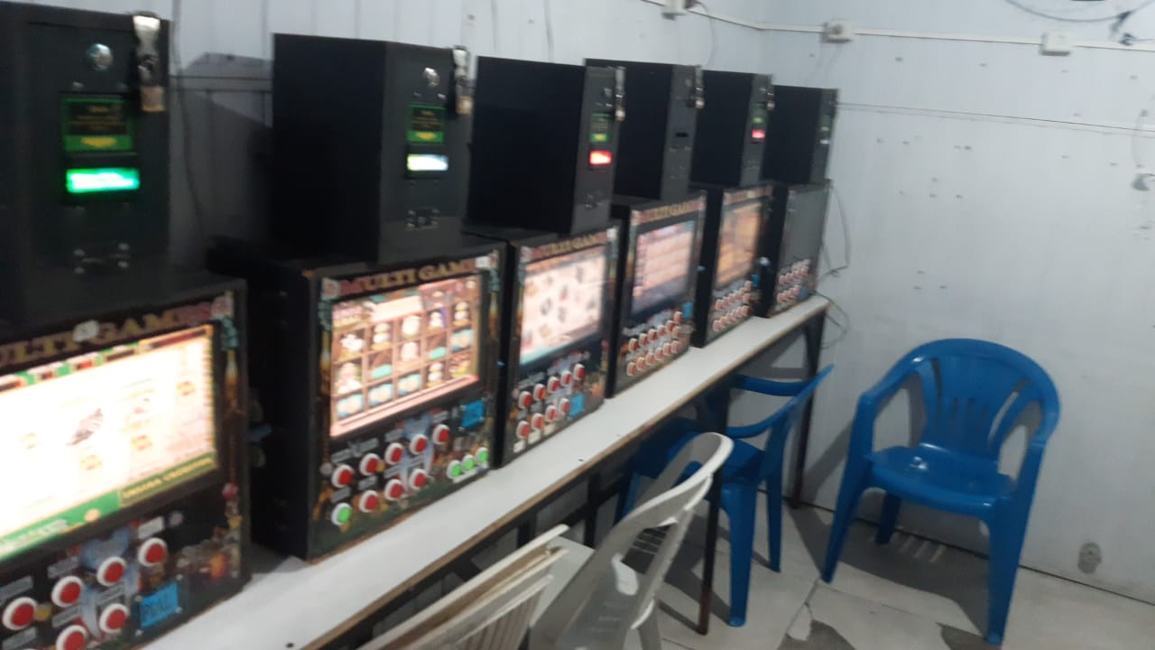 Foram apreendidos R$ 130,00 em espécie e dezenas de máquinas caça-níqueis