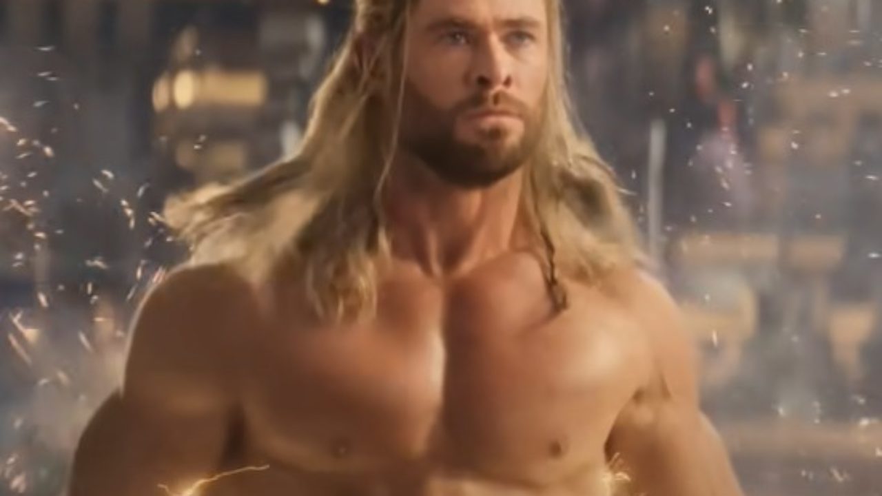 Chris Hemsworth comemora cena sem roupa em Thor: 'Amor e Trovão' - Super  Rádio Tupi