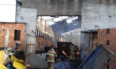 ncêndio em galpão destrói 16 casas na comunidade da Kelson's
