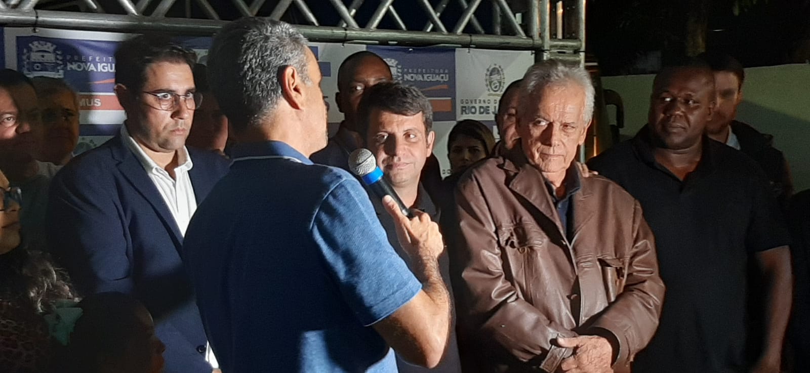 Autoridades reunidas na inauguração da Clínica da Família da Palhada em Nova Iguaçu, na Baixada Fluminense (Foto: Diogo Sampaio/ Super Rádio Tupi)