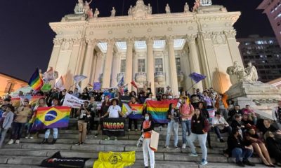 Manifestantes na frente da antiga sede da Alerj