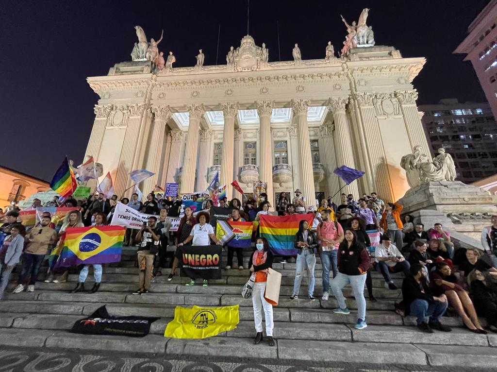 Manifestantes na frente da antiga sede da Alerj