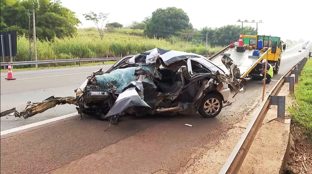 Carro do filho do jornalista, que se envolveu no acidente fatal