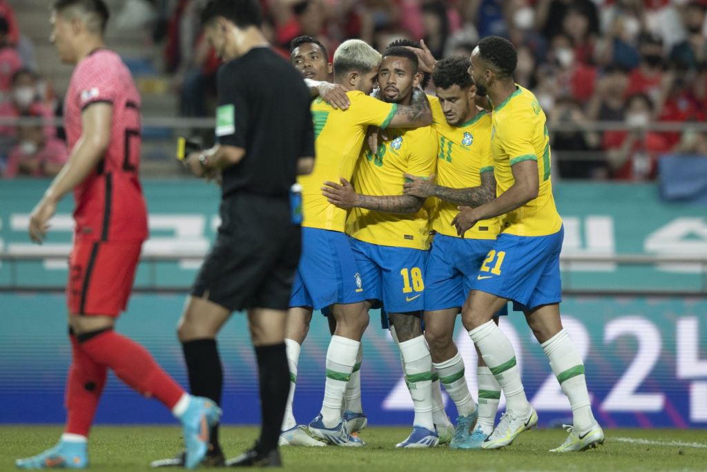 Jogadores comemoram um dos cinco gols brasileiros