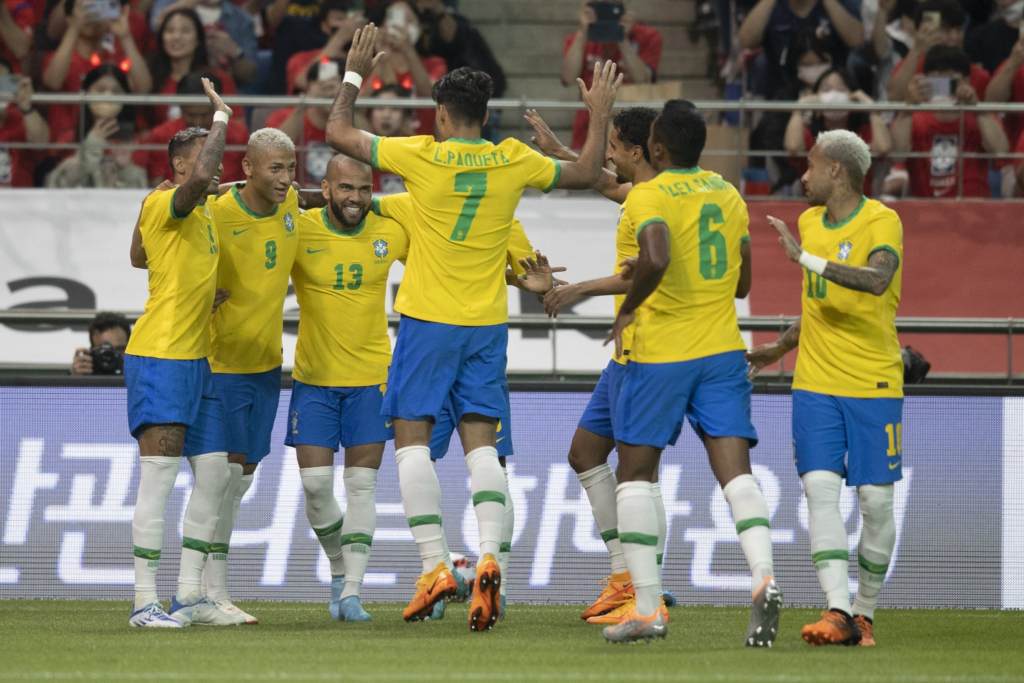 Jogadores comemoram um dos cinco gols brasileiros