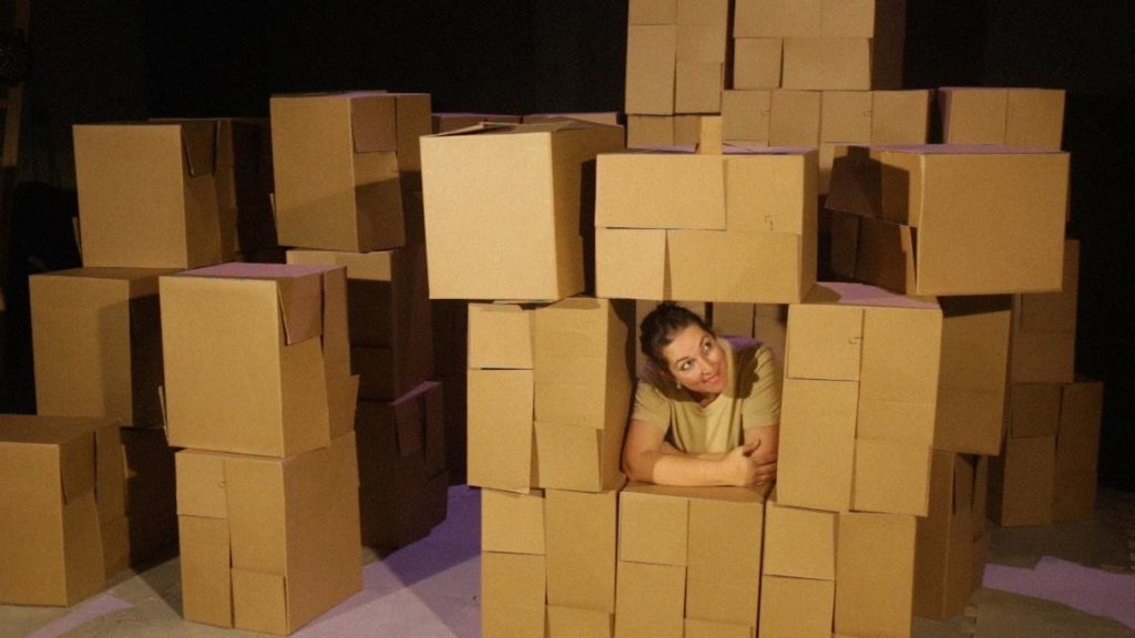 Caixa Ninho traz para o palco um mundo feito de caixas de papelão onde a imaginação das crianças voa longe (Foto: Eranos Circulo de Arte) 