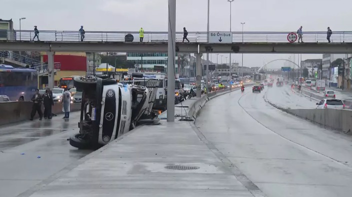 caminhão tombado Av. Brasil