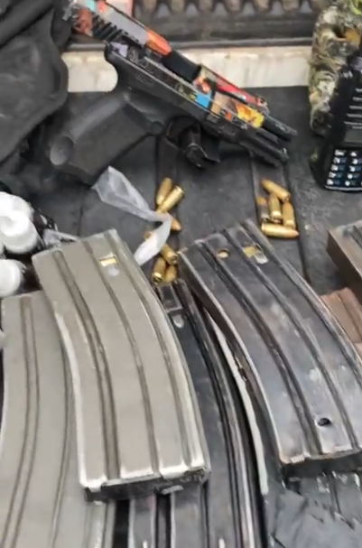 carregadores de fuzil apreendidos no Morro do Dezoito, em Água Santa