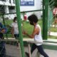 estudante entrando em escola para realizar a prova do enem