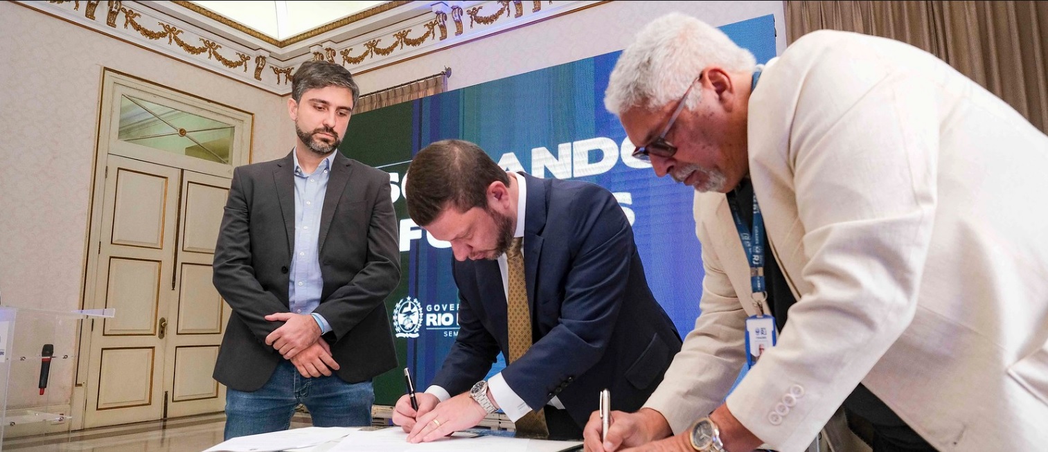 Imagem de Nicola Miccione assinando convênio