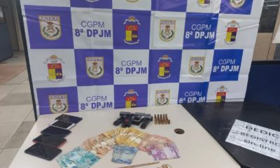 pistola, munições, celulares, cordões e dinheiro em espécie apreendidos com os milicianos em Campo Grande