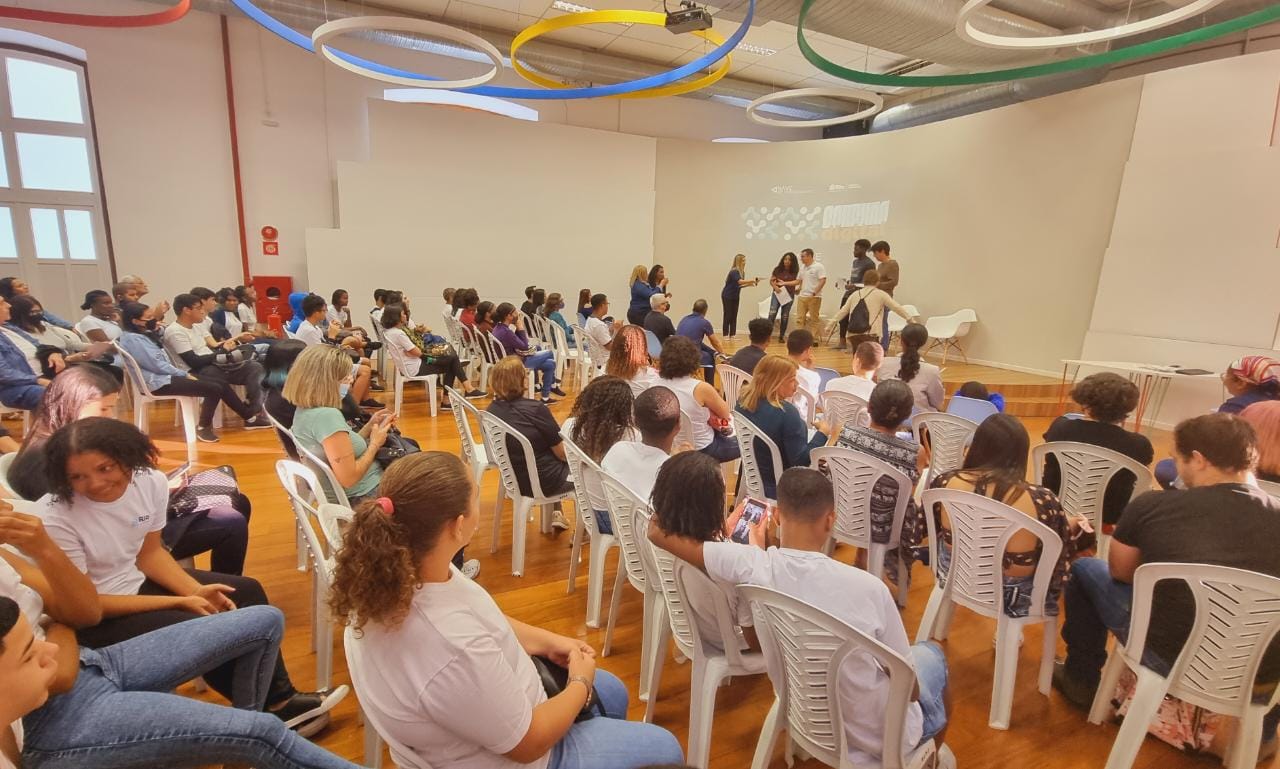 Cem alunos dos cursos de tecnologia da Nave do Conhecimento do Engenhão receberam certificados. (Foto: Laura Fantti/Prefeitura do Rio)