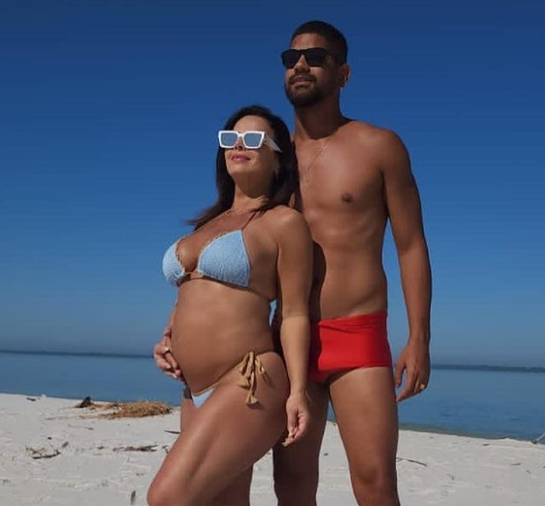 Viviane Araújo curte praia com marido