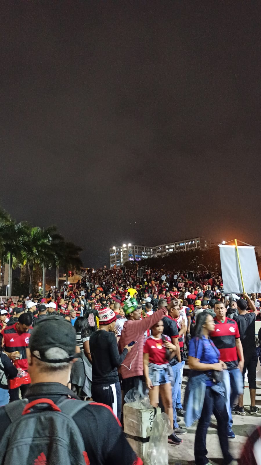 Torcida do Flamengo começa a chegar no Maracanã para jogo contra o Atlético-MG pela Copa do Brasil
