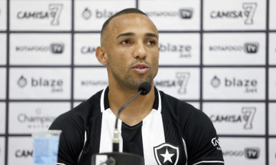 Marçal é apresentado pelo Botafogo