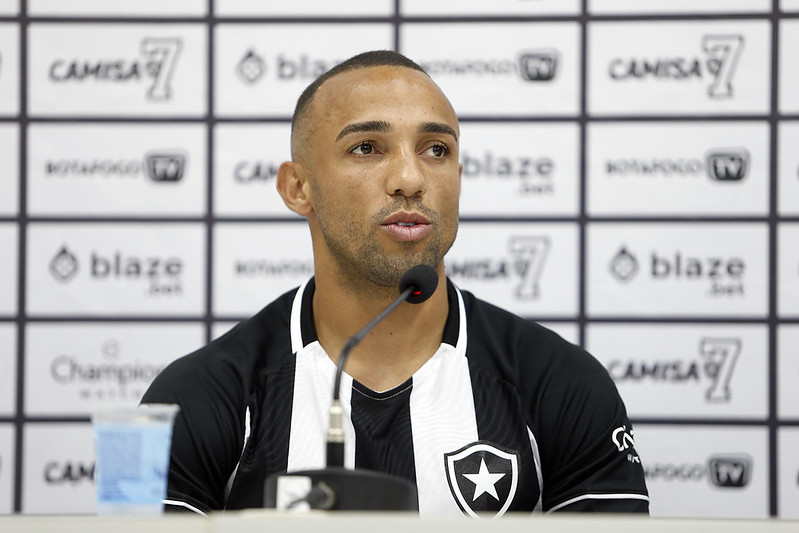 Marçal é apresentado pelo Botafogo
