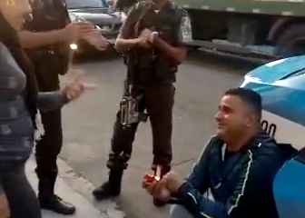 pedido de casamento com ajuda de policiais