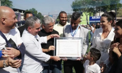 Léo Moura é homenageado com Medalha Tiradentes