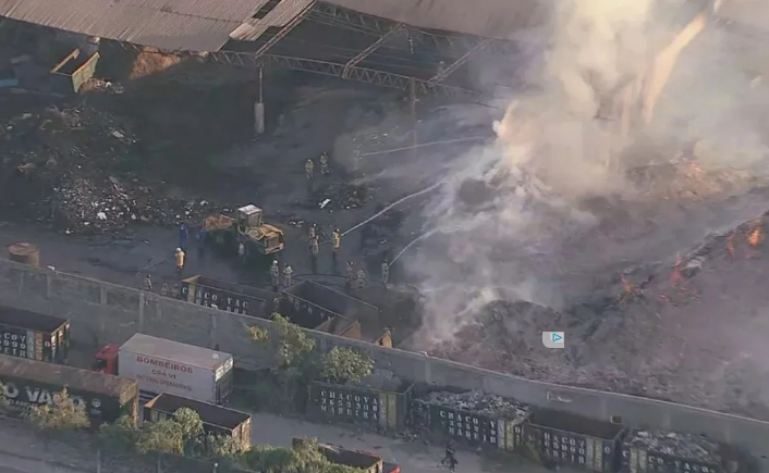 Incêndio atinge galpão de reciclagem na Baixada Fluminense