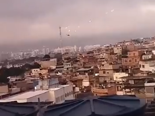 Criminosos atiram contra helicóptero da PM durante operação no Complexo do Alemão