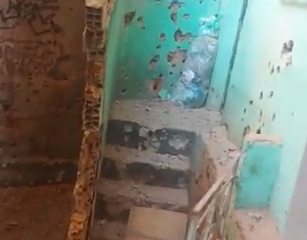 Vielas do complexo do Alemão com marcas de tiro