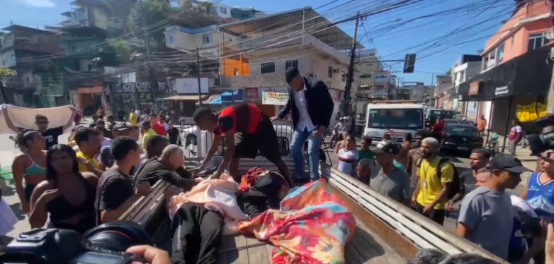 Pelo menos mais três corpos são retirados por moradores