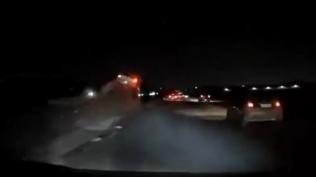 Carro sobe mureta na Av. Brasil e capota