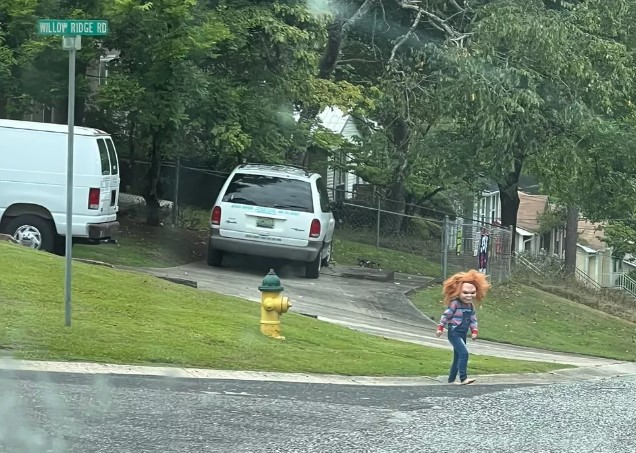 Criança assusta vizinhos ao se fantasiar de Chucky