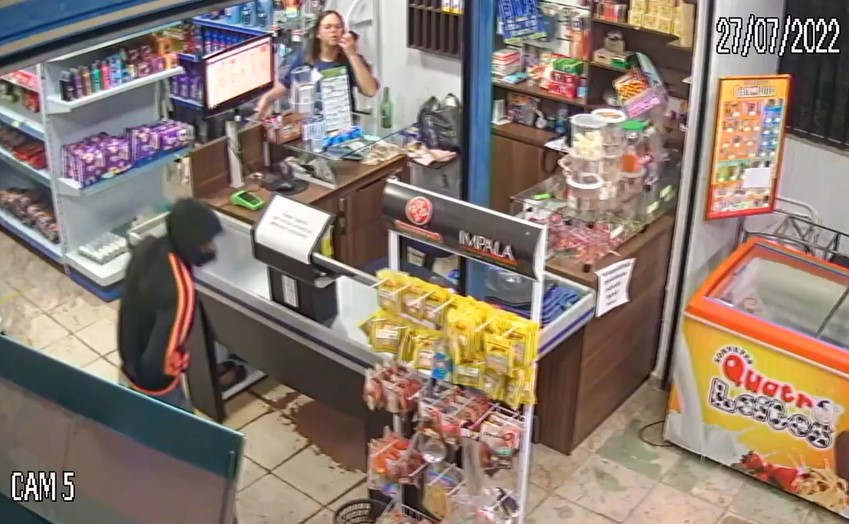 Criminoso é expulso à vassouradas ao tentar roubar loja no Distrito Federal